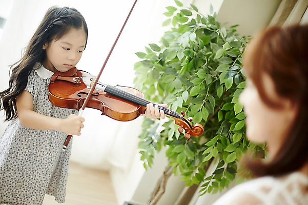 포토 JPG 여자 어린이교육 어린이 연주 실내 서기 들기 앉기 상반신 20대 성인 취미 두명 앞모습 옆모습 한국인 바이올린 음악교육 레슨 음악선생님 여자만 방과후 국내포토 교육 음악 뷰포인트 모션 수업 현악기 사람 동양인 청년 내부 교사 파일형식