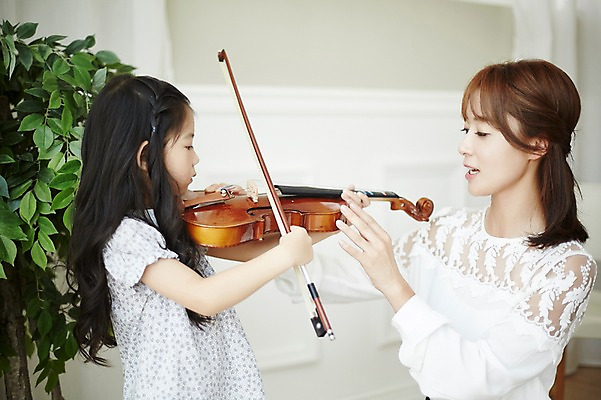 포토 JPG 여자 어린이교육 어린이 연주 실내 서기 들기 앉기 상반신 20대 성인 취미 두명 옆모습 교사 한국인 바이올린 음악교육 레슨 음악선생님 여자만 방과후 국내포토 직업 교육 음악 뷰포인트 모션 수업 현악기 사람 동양인 청년 내부 파일형식