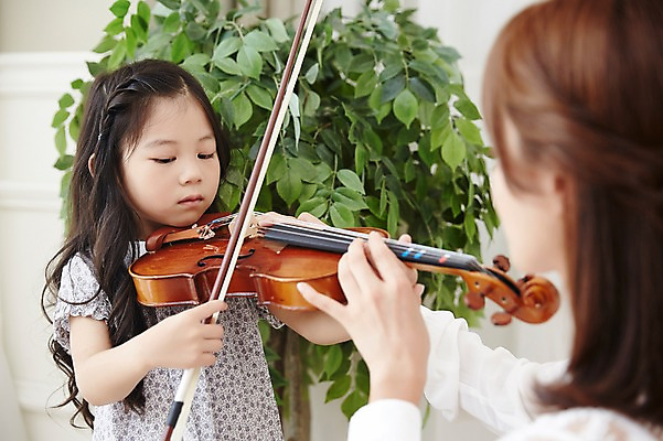 포토 JPG 여자 어린이교육 어린이 연주 실내 서기 들기 앉기 상반신 20대 성인 취미 두명 앞모습 뒷모습 한국인 바이올린 음악교육 레슨 음악선생님 여자만 방과후 국내포토 교육 음악 뷰포인트 모션 수업 현악기 사람 동양인 청년 내부 교사 파일형식