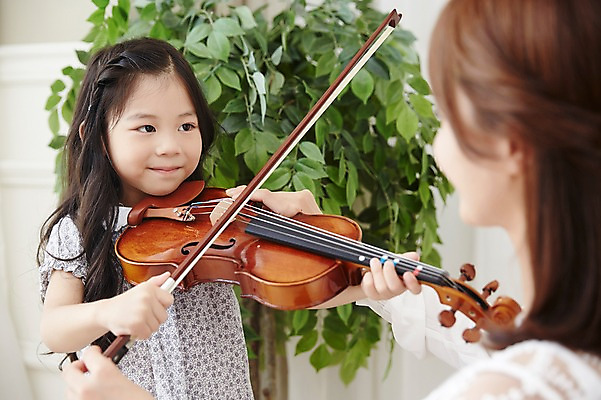 포토 JPG 여자 어린이교육 어린이 연주 실내 서기 미소 들기 앉기 상반신 20대 성인 취미 두명 앞모습 뒷모습 한국인 바이올린 음악교육 레슨 음악선생님 여자만 방과후 국내포토 교육 음악 뷰포인트 모션 수업 현악기 표정 사람 동양인 청년 내부 교사 파일형식