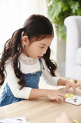 포토 JPG 여자 교육 거실 탁자 양갈래머리 실내 한명 미소 앉기 소녀 상반신 한글 옆모습 한국인 퍼즐 집중 한글교육 글자공부 유아교구 낱말카드 소녀한명만 국내포토 문자 1 헤어스타일 어린이 뷰포인트 가구 컨셉 모션 표정 사람 동양인 내부 교구 유아교재 여자한명만 소녀만 파일형식