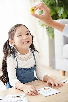 포토 JPG 손 여자 교육 거실 탁자 실내 미소 들기 앉기 소녀 상반신 성인 한글 두명 앞모습 신체부위 교사 한국인 올려보기 한글교육 글자공부 유아교구 낱말카드 여자만 국내포토 직업 문자 어린이 뷰포인트 가구 모션 표정 사람 동양인 내부 교구 유아교재 파일형식