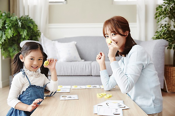 포토 JPG 여자 교육 거실 탁자 실내 미소 들기 앉기 소녀 상반신 20대 성인 한글 두명 옆모습 소파 교사 한국인 한글교육 글자공부 유아교구 낱말카드 여자만 국내포토 직업 문자 어린이 뷰포인트 가구 의자 모션 표정 사람 동양인 청년 내부 교구 유아교재 파일형식