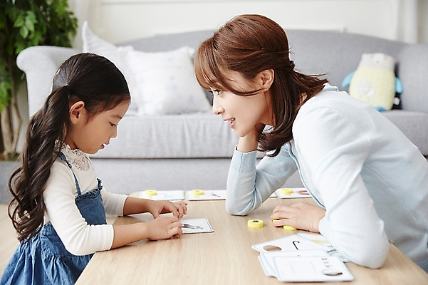 포토 JPG 여자 교육 거실 탁자 실내 앉기 소녀 상반신 20대 성인 한글 두명 옆모습 소파 교사 한국인 한글교육 글자공부 유아교구 낱말카드 여자만 국내포토 직업 문자 어린이 뷰포인트 가구 의자 모션 사람 동양인 청년 내부 교구 유아교재 파일형식