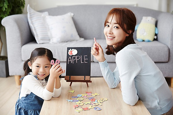 포토 JPG 알파벳 여자 교육 거실 탁자 실내 영어교육 미소 앉기 소녀 상반신 20대 성인 두명 옆모습 소파 교사 한국인 글자공부 여자만 국내포토 직업 영어 어린이 뷰포인트 가구 의자 모션 표정 사람 동양인 청년 내부 파일형식