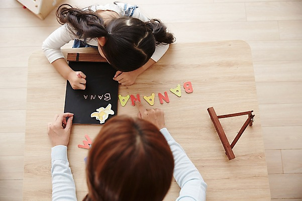 포토 JPG 알파벳 여자 교육 거실 탁자 실내 영어교육 앉기 소녀 상반신 20대 성인 두명 하이앵글 교사 한국인 글자공부 여자만 국내포토 직업 영어 어린이 뷰포인트 가구 모션 사람 동양인 청년 내부 파일형식
