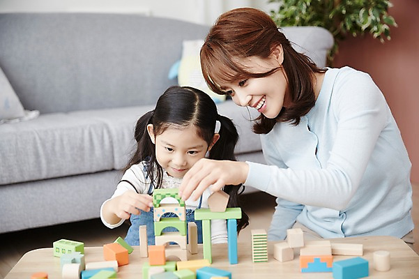 포토 JPG 여자 교육 거실 놀이 탁자 실내 앉기 소녀 상반신 20대 성인 두명 앞모습 옆모습 교사 한국인 교구 유아교구 블록쌓기 여자만 교보재 국내포토 직업 어린이 뷰포인트 가구 모션 사람 동양인 청년 내부 쌓기 블록 교육용품 유아교재 파일형식