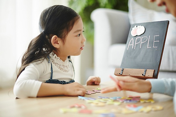 포토 JPG 알파벳 응시 여자 교육 거실 탁자 실내 영어교육 앉기 소녀 상반신 20대 성인 두명 옆모습 교사 칠판 한국인 글자공부 여자만 국내포토 직업 영어 시선 어린이 뷰포인트 가구 모션 사람 동양인 청년 내부 파일형식