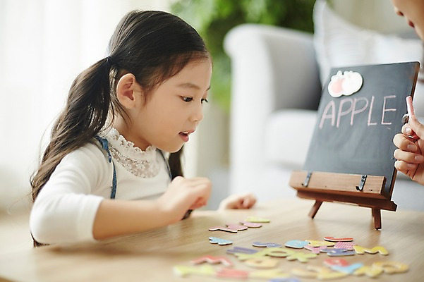 포토 JPG 알파벳 여자 교육 생각 거실 탁자 실내 영어교육 앉기 소녀 상반신 성인 두명 옆모습 교사 칠판 한국인 글자공부 여자만 국내포토 직업 영어 어린이 뷰포인트 가구 모션 사람 동양인 내부 파일형식