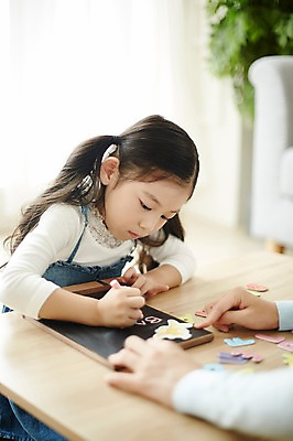 포토 JPG 알파벳 여자 교육 거실 탁자 실내 영어교육 앉기 소녀 상반신 성인 두명 앞모습 교사 칠판 한국인 기록 글자공부 여자만 국내포토 직업 영어 어린이 뷰포인트 가구 모션 사람 동양인 내부 파일형식