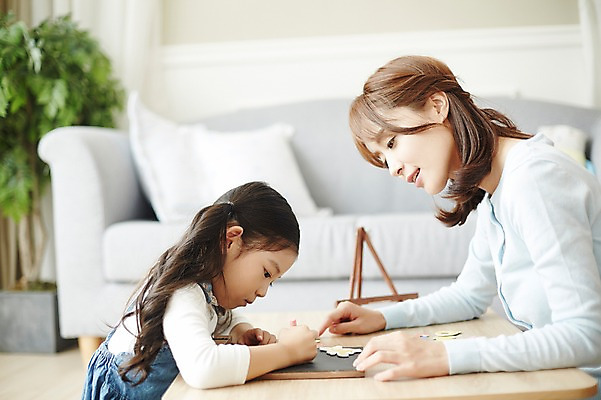 포토 JPG 알파벳 여자 교육 거실 탁자 실내 영어교육 앉기 소녀 상반신 20대 성인 두명 옆모습 소파 교사 칠판 한국인 기록 글자공부 여자만 국내포토 직업 영어 어린이 뷰포인트 가구 의자 모션 사람 동양인 청년 내부 파일형식
