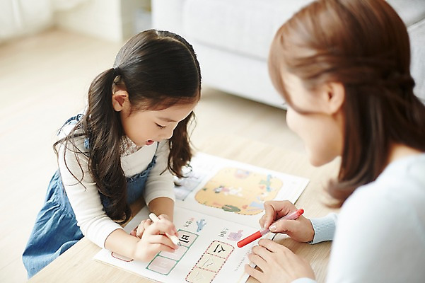 포토 JPG 여자 교육 거실 탁자 실내 앉기 소녀 상반신 20대 성인 한글 두명 옆모습 교사 한국인 기록 한글교육 크레파스 글자공부 여자만 국내포토 직업 문자 어린이 뷰포인트 가구 모션 학용품 사람 동양인 청년 내부 파일형식