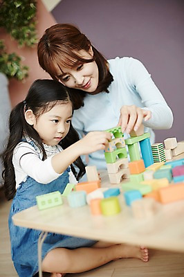 포토 JPG 여자 교육 거실 놀이 탁자 실내 미소 앉기 소녀 상반신 20대 성인 두명 앞모습 옆모습 교사 한국인 교구 유아교구 블록쌓기 여자만 교보재 국내포토 직업 어린이 뷰포인트 가구 모션 표정 사람 동양인 청년 내부 쌓기 블록 교육용품 유아교재 파일형식