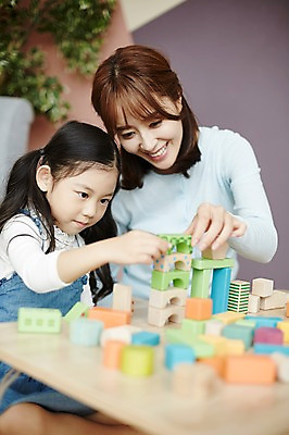 포토 JPG 여자 교육 거실 놀이 탁자 실내 미소 앉기 소녀 상반신 20대 성인 두명 앞모습 옆모습 교사 한국인 교구 유아교구 블록쌓기 여자만 교보재 국내포토 직업 어린이 뷰포인트 가구 모션 표정 사람 동양인 청년 내부 쌓기 블록 교육용품 유아교재 파일형식