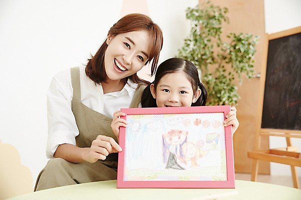 포토 JPG 여자 교육 액자 탁자 실내 미소 들기 앉기 소녀 상반신 20대 성인 두명 앞모습 유치원 한국인 그림 미술교육 유치원선생님 여자만 아이돌봄 돌보미 국내포토 직업 어린이 뷰포인트 가구 모션 표정 미술 사람 동양인 청년 내부 교사 파일형식 돌봄서비스