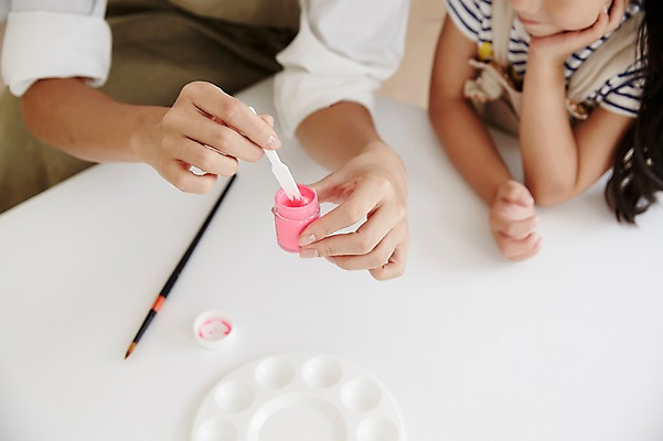 포토 JPG 여자 교육 탁자 실내 들기 앉기 소녀 상반신 20대 성인 두명 턱괴기 물감 유치원 미술도구 한국인 미술교육 유치원선생님 그림붓 여자만 아이돌봄 국내포토 어린이 가구 모션 미술 사람 동양인 청년 내부 교사 붓 오브젝트 파일형식 돌봄서비스