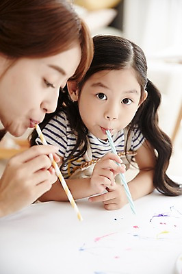 포토 JPG 여자 교육 놀이 탁자 실내 빨대 앉기 소녀 상반신 20대 성인 두명 앞모습 옆모습 물감 유치원 한국인 물기 불기 미술교육 유치원선생님 여자만 아이돌봄 돌보미 국내포토 직업 어린이 뷰포인트 가구 모션 미술 사람 동양인 청년 내부 교사 미술도구 파일형식 돌봄서비스