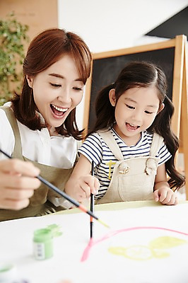 포토 JPG 여자 교육 탁자 실내 미소 앉기 소녀 상반신 20대 성인 두명 앞모습 물감 유치원 미술도구 한국인 그리기 미술교육 유치원선생님 그림붓 여자만 아이돌봄 돌보미 국내포토 직업 어린이 뷰포인트 가구 모션 표정 미술 사람 동양인 청년 내부 교사 붓 오브젝트 파일형식 돌봄서비스