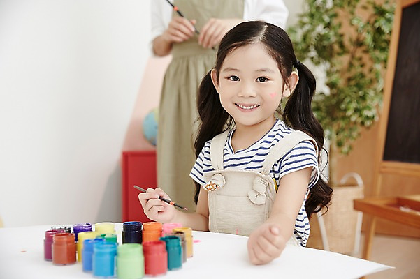 포토 JPG 여자 교육 탁자 실내 미소 앉기 소녀 상반신 20대 성인 두명 앞모습 물감 유치원 미술도구 한국인 미술교육 유치원선생님 그림붓 여자만 아이돌봄 돌보미 국내포토 직업 어린이 뷰포인트 가구 모션 표정 미술 사람 동양인 청년 내부 교사 붓 오브젝트 파일형식 돌봄서비스