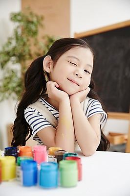 포토 JPG 여자 교육 실내 윙크 한명 미소 앉기 소녀 상반신 앞모습 귀여움 턱괴기 물감 유치원 미술도구 한국인 미술교육 소녀한명만 국내포토 1 어린이 뷰포인트 컨셉 모션 표정 미술 사람 동양인 내부 오브젝트 여자한명만 소녀만 파일형식