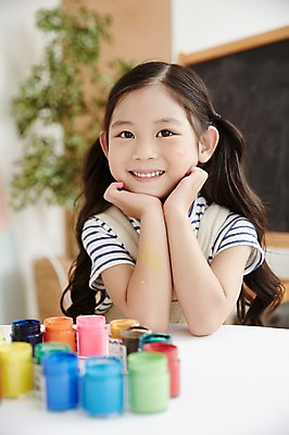 포토 JPG 여자 교육 실내 한명 미소 앉기 소녀 상반신 앞모습 귀여움 턱괴기 물감 유치원 미술도구 한국인 미술교육 소녀한명만 국내포토 1 어린이 뷰포인트 컨셉 모션 표정 미술 사람 동양인 내부 오브젝트 여자한명만 소녀만 파일형식