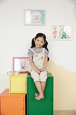 포토 JPG 전신 여자 교육 액자 실내 한명 미소 앉기 소녀 앞모습 유치원 한국인 그림 서랍장 미술교육 소녀한명만 국내포토 1 어린이 뷰포인트 가구 모션 표정 미술 사람 동양인 내부 여자한명만 소녀만 파일형식