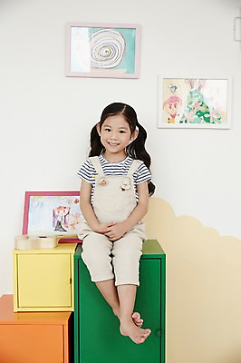 포토 JPG 전신 여자 교육 액자 실내 한명 미소 앉기 소녀 앞모습 유치원 한국인 그림 서랍장 미술교육 소녀한명만 국내포토 1 어린이 뷰포인트 가구 모션 표정 미술 사람 동양인 내부 여자한명만 소녀만 파일형식
