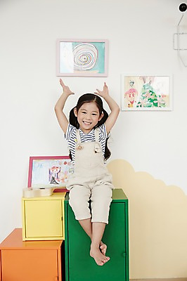 포토 JPG 전신 여자 교육 액자 실내 한명 미소 앉기 소녀 앞모습 손들기 유치원 한국인 그림 서랍장 미술교육 소녀한명만 국내포토 1 어린이 뷰포인트 가구 모션 표정 미술 사람 동양인 내부 여자한명만 소녀만 파일형식