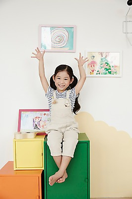 포토 JPG 전신 여자 교육 액자 실내 한명 미소 앉기 소녀 앞모습 손들기 유치원 한국인 그림 서랍장 미술교육 소녀한명만 국내포토 1 어린이 뷰포인트 가구 모션 표정 미술 사람 동양인 내부 여자한명만 소녀만 파일형식