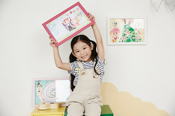 포토 JPG 여자 교육 액자 실내 한명 미소 들기 앉기 소녀 상반신 앞모습 유치원 한국인 그림 미술교육 소녀한명만 국내포토 1 어린이 뷰포인트 모션 표정 미술 사람 동양인 내부 여자한명만 소녀만 파일형식