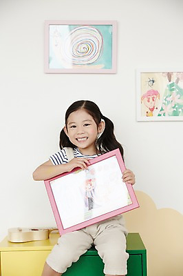 포토 JPG 여자 교육 액자 실내 한명 미소 들기 앉기 소녀 상반신 앞모습 유치원 한국인 그림 서랍장 미술교육 소녀한명만 국내포토 1 어린이 뷰포인트 가구 모션 표정 미술 사람 동양인 내부 여자한명만 소녀만 파일형식