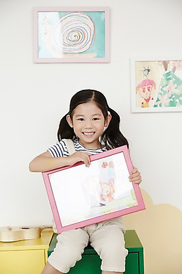 포토 JPG 여자 교육 액자 실내 한명 미소 들기 앉기 소녀 상반신 앞모습 유치원 한국인 그림 서랍장 미술교육 소녀한명만 국내포토 1 어린이 뷰포인트 가구 모션 표정 미술 사람 동양인 내부 여자한명만 소녀만 파일형식