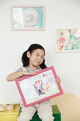 포토 JPG 여자 교육 액자 실내 윙크 한명 미소 들기 앉기 소녀 상반신 앞모습 유치원 한국인 그림 미술교육 소녀한명만 국내포토 1 어린이 뷰포인트 모션 표정 미술 사람 동양인 내부 여자한명만 소녀만 파일형식