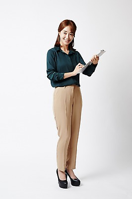 포토 JPG 스튜디오촬영 전신 우먼라이프 여자 포즈 실내 한명 서기 미소 들기 20대 성인 앞모습 한국인 파일 워킹맘 성인여자한명만 국내포토 1 라이프스타일 뷰포인트 모션 엄마 표정 사람 동양인 청년 내부 비즈니스우먼 여자한명만 성인여자만 파일형식