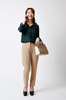 포토 JPG 스튜디오촬영 전신 우먼라이프 여자 실내 한명 서기 미소 들기 20대 성인 앞모습 스마트폰 한국인 핸드백 바쁨 통화 워킹맘 성인여자한명만 국내포토 1 라이프스타일 뷰포인트 가방 모션 엄마 표정 사람 동양인 청년 내부 핸드폰 스마트기기 비즈니스우먼 여자한명만 성인여자만 파일형식