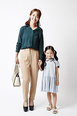 포토 JPG 스튜디오촬영 전신 여자 딸 어린이 포즈 모녀 엄마 실내 서기 미소 들기 소녀 20대 성인 두명 앞모습 손잡기 한국인 핸드백 워킹맘 여자만 국내포토 뷰포인트 가방 가족 모션 표정 사람 동양인 청년 내부 비즈니스우먼 파일형식