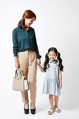 포토 JPG 스튜디오촬영 전신 여자 딸 어린이 포즈 모녀 엄마 실내 서기 미소 들기 소녀 20대 성인 두명 앞모습 손잡기 한국인 핸드백 워킹맘 여자만 국내포토 뷰포인트 가방 가족 모션 표정 사람 동양인 청년 내부 비즈니스우먼 파일형식