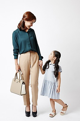 포토 JPG 스튜디오촬영 전신 여자 딸 어린이 포즈 모녀 엄마 실내 서기 미소 들기 소녀 20대 성인 두명 앞모습 손잡기 한국인 핸드백 워킹맘 여자만 국내포토 뷰포인트 가방 가족 모션 표정 사람 동양인 청년 내부 비즈니스우먼 파일형식