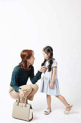 포토 JPG 스튜디오촬영 전신 여자 딸 어린이 포즈 모녀 엄마 실내 서기 미소 앉기 소녀 20대 성인 두명 옆모습 마주보기 손잡기 한국인 핸드백 워킹맘 여자만 국내포토 뷰포인트 가방 가족 모션 표정 사람 동양인 청년 내부 비즈니스우먼 파일형식