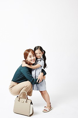 포토 JPG 스튜디오촬영 전신 여자 딸 어린이 포즈 포옹 모녀 엄마 실내 서기 미소 앉기 소녀 20대 성인 두명 옆모습 한국인 핸드백 워킹맘 여자만 국내포토 뷰포인트 가방 가족 안기 모션 표정 사람 동양인 청년 내부 비즈니스우먼 파일형식