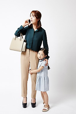 포토 JPG 스튜디오촬영 전신 여자 딸 어린이 포즈 모녀 엄마 실내 매달리기 서기 들기 소녀 20대 성인 두명 앞모습 한국인 핸드백 통화 워킹맘 여자만 국내포토 뷰포인트 가방 가족 모션 사람 동양인 청년 내부 비즈니스우먼 파일형식