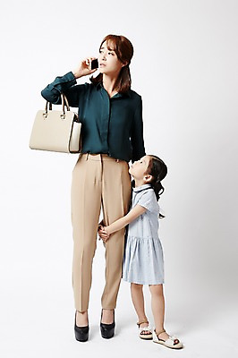 포토 JPG 스튜디오촬영 전신 여자 딸 어린이 포즈 모녀 엄마 실내 매달리기 서기 들기 소녀 20대 성인 두명 앞모습 한국인 핸드백 통화 워킹맘 여자만 국내포토 뷰포인트 가방 가족 모션 사람 동양인 청년 내부 비즈니스우먼 파일형식