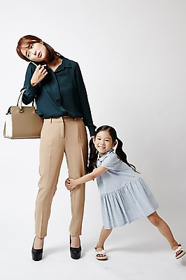 포토 JPG 스튜디오촬영 전신 여자 딸 어린이 포즈 모녀 엄마 실내 매달리기 서기 들기 소녀 20대 성인 두명 앞모습 한국인 핸드백 통화 워킹맘 여자만 국내포토 뷰포인트 가방 가족 모션 사람 동양인 청년 내부 비즈니스우먼 파일형식