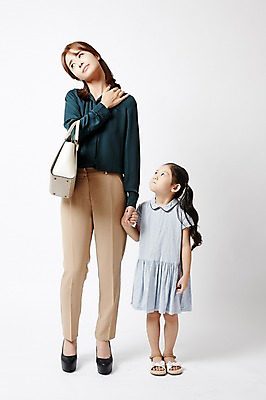 포토 JPG 스튜디오촬영 전신 여자 딸 어린이 포즈 모녀 엄마 실내 피곤 서기 들기 소녀 20대 성인 두명 앞모습 손잡기 한국인 핸드백 워킹맘 어깨통증 여자만 국내포토 뷰포인트 컨셉 가방 가족 모션 사람 동양인 청년 내부 비즈니스우먼 질병 파일형식