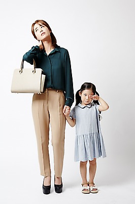 포토 JPG 스튜디오촬영 전신 여자 딸 어린이 포즈 모녀 엄마 실내 피곤 서기 들기 소녀 20대 성인 두명 앞모습 손잡기 한국인 핸드백 슬픔 워킹맘 어깨통증 여자만 국내포토 감정 뷰포인트 컨셉 가방 가족 모션 사람 동양인 청년 내부 비즈니스우먼 질병 파일형식