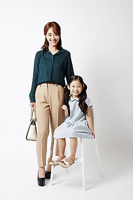 포토 JPG 스튜디오촬영 전신 여자 딸 어린이 포즈 모녀 엄마 실내 서기 미소 들기 앉기 소녀 20대 성인 두명 앞모습 손잡기 한국인 핸드백 워킹맘 여자만 국내포토 뷰포인트 가방 가족 모션 표정 사람 동양인 청년 내부 비즈니스우먼 파일형식