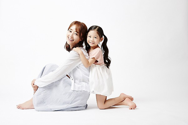 포토 JPG 스튜디오촬영 전신 여자 딸 어린이 포즈 모녀 엄마 실내 미소 앉기 소녀 20대 성인 두명 옆모습 기댐 한국인 여자만 국내포토 뷰포인트 가족 모션 표정 사람 동양인 청년 내부 파일형식