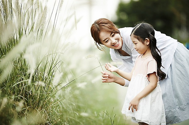 포토 JPG 주간 공원 여자 딸 어린이 모녀 엄마 갈대 서기 미소 소녀 상반신 20대 성인 야외 두명 옆모습 산책 만지기 한국인 여자만 국내포토 자연요소 식물 공공시설 뷰포인트 가족 모션 휴식 표정 사람 동양인 청년 파일형식