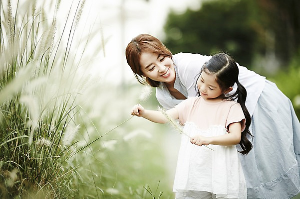 포토 JPG 주간 공원 여자 딸 어린이 모녀 엄마 갈대 서기 미소 소녀 상반신 20대 성인 야외 두명 옆모습 산책 만지기 한국인 여자만 국내포토 자연요소 식물 공공시설 뷰포인트 가족 모션 휴식 표정 사람 동양인 청년 파일형식