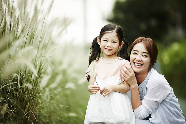 포토 JPG 주간 공원 여자 딸 어린이 모녀 엄마 갈대 서기 미소 앉기 소녀 상반신 20대 성인 야외 두명 앞모습 산책 만지기 한국인 여자만 국내포토 자연요소 식물 공공시설 뷰포인트 가족 모션 휴식 표정 사람 동양인 청년 파일형식